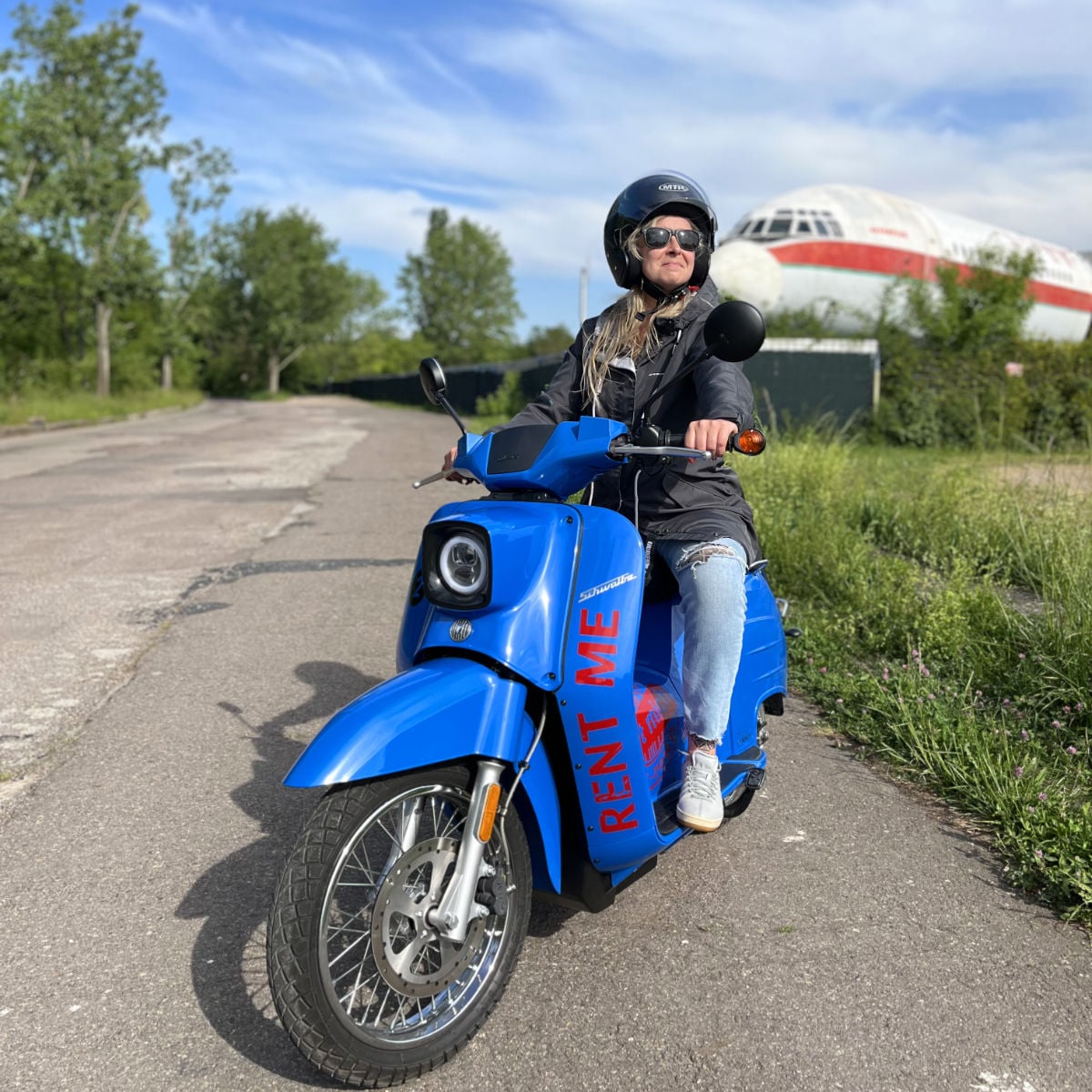 elektrische Schwalbe in Blau mieten und DDR-Retrocharme mit modernem Antrieb kombinieren